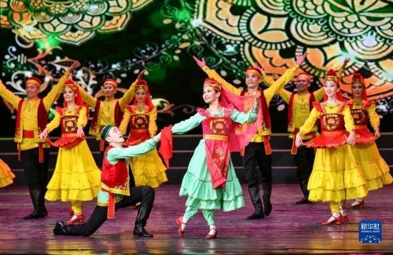 7月21日，哈薩克斯坦薩爾塔納國家舞蹈團的演員在演出。