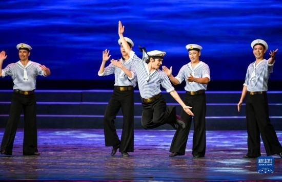 7月21日，哈薩克斯坦薩爾塔納國家舞蹈團的演員在演出。