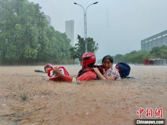 湖北咸寧暴雨引發(fā)內(nèi)澇， 消防營(yíng)救民眾 朱燕林 攝