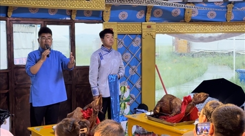 圖為草原蒙古包全羊宴。人民網(wǎng)記者 金洪花攝