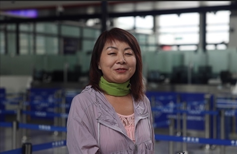 7月22日，曾經(jīng)在老撾瑯勃拉邦工作過3年的加拿大華僑孫月玲乘坐中老鐵路國際旅客列車從中國出境。衛(wèi)海林 攝