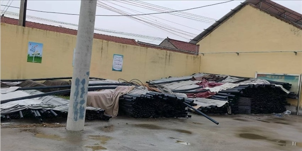 至今仍堆放在村委會院里的自來水管道。 人民網(wǎng)記者 金慧慧攝