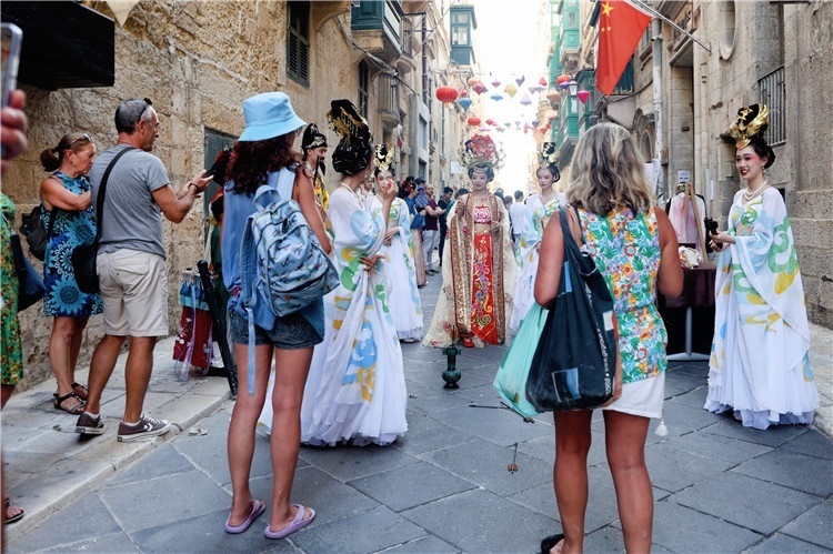 圖為花燈點(diǎn)亮儀式現(xiàn)場(chǎng)。 馬耳他中國(guó)文化中心供圖