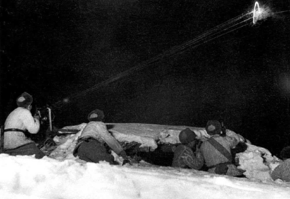  ↑1950年12月，在朝鮮長津湖，中國人民志愿軍第27軍連隊(duì)機(jī)槍手向美軍陣地射擊。新華社發(fā)（張崇岫 攝）