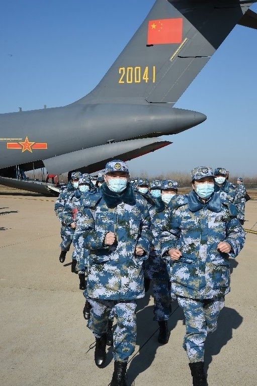↑2020年2月17日，一批軍隊(duì)支援湖北醫(yī)療隊(duì)員抵達(dá)武漢天河機(jī)場。新華社記者 黎云 攝