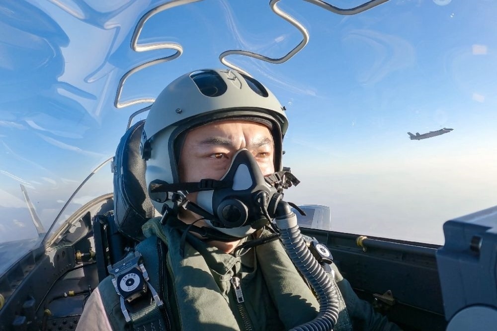 ↑全國人大代表、“強(qiáng)軍先鋒飛行大隊(duì)”大隊(duì)長高中強(qiáng)進(jìn)行編隊(duì)飛行訓(xùn)練（2023年2月9日攝）。新華社發(fā)（姜皓元 攝）