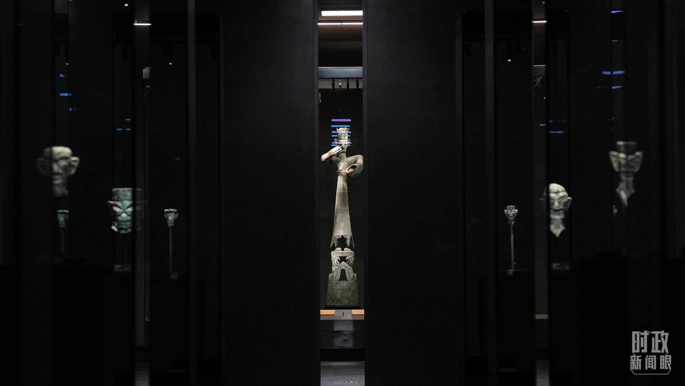 △三星堆出土的青銅大立人像。（總臺國廣記者李晉拍攝）