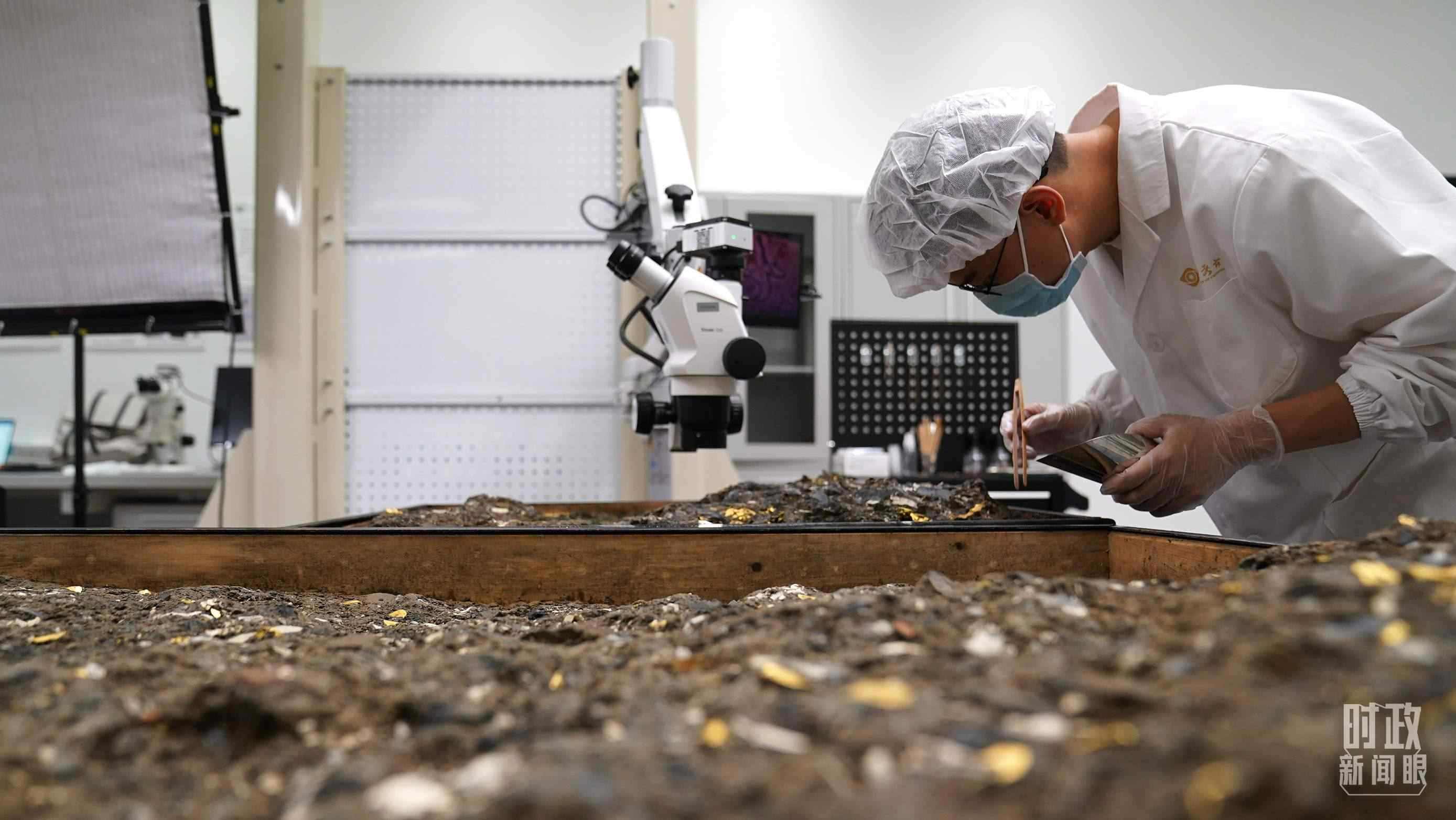 △工作中的三星堆文保人員。（總臺國廣記者李晉拍攝）