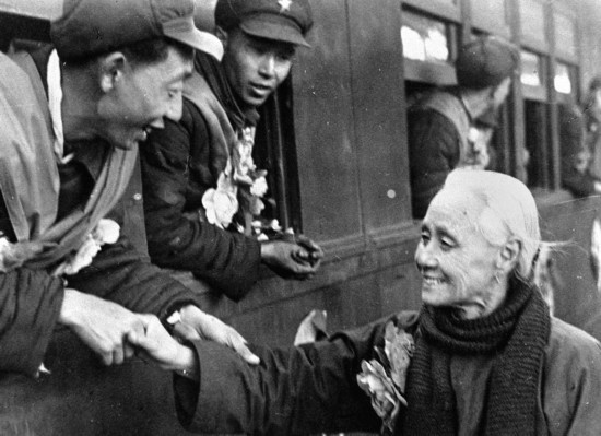 全國的鐵路工人們，一批批地志愿前往朝鮮前線工作，這是隴海路的鐵路工人魏志杰在臨行時和他母親告別的情形。新華社發(fā)（資料照片）