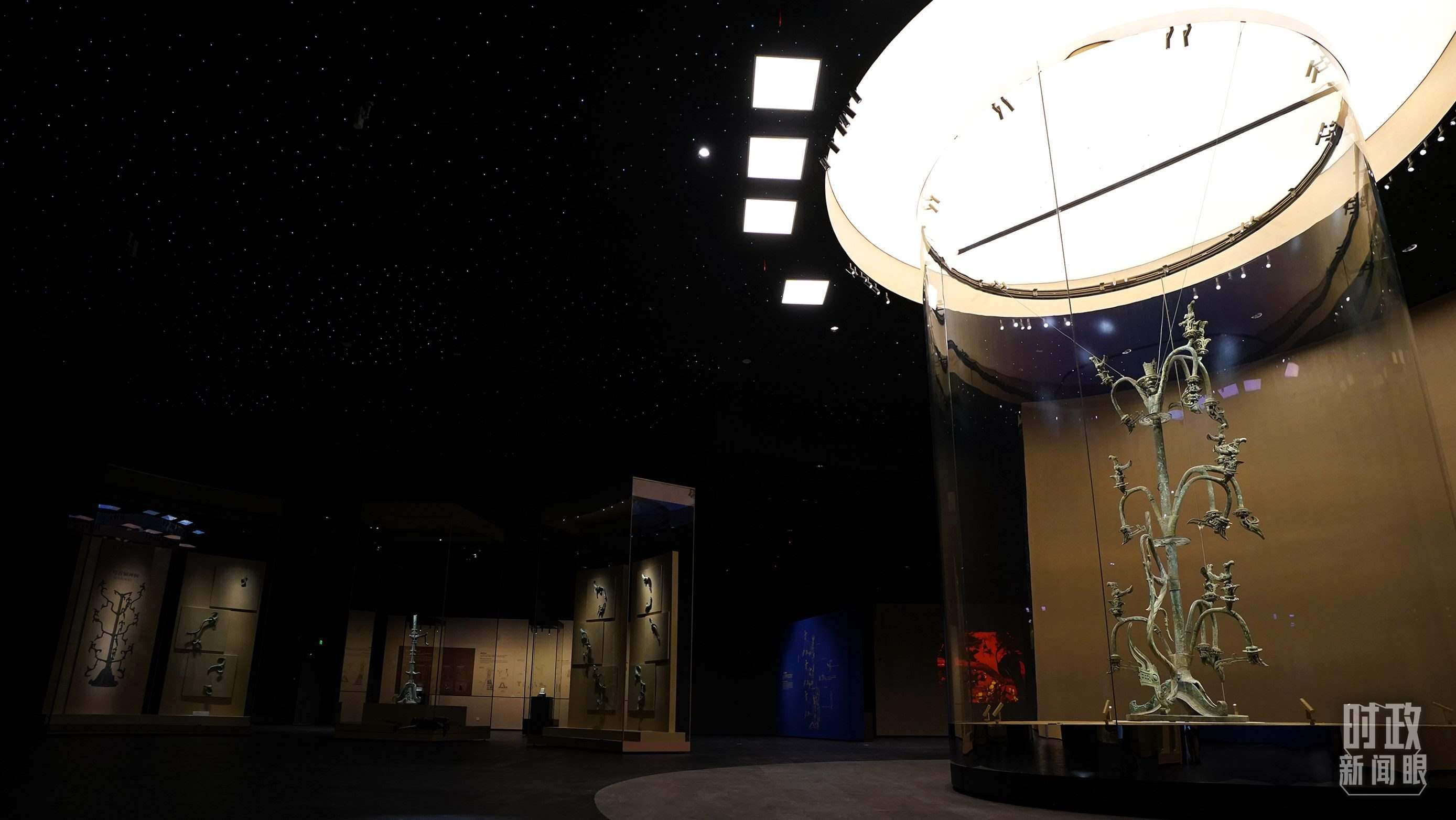 △三星堆出土的青銅神樹。（總臺國廣記者李晉拍攝）