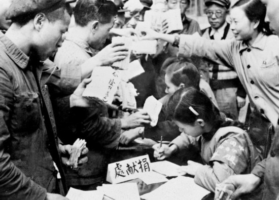 全國各地工商界踴躍捐獻款項，支援志愿軍。這是重慶市工商業(yè)者捐獻的情形。新華社發(fā)（資料照片）