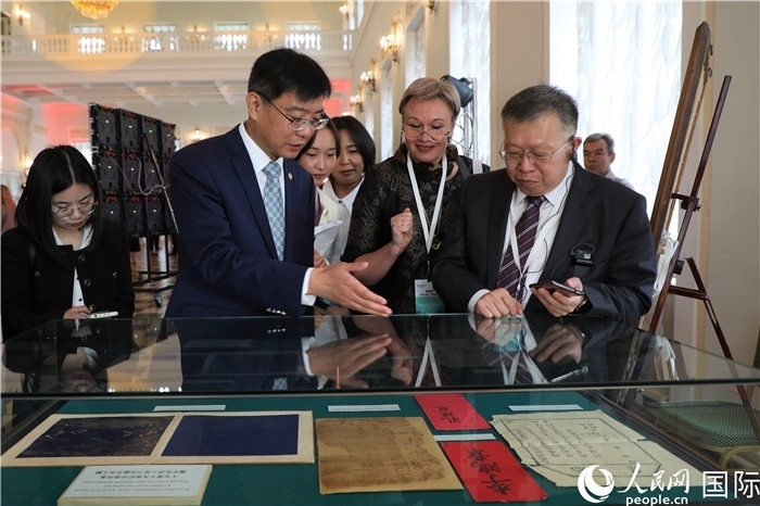 中俄圖書(shū)館論壇嘉賓共同參觀由俄羅斯國(guó)立列寧圖書(shū)館舉辦的館藏中國(guó)古籍善本圖書(shū)展。人民網(wǎng)記者 隋鑫攝）