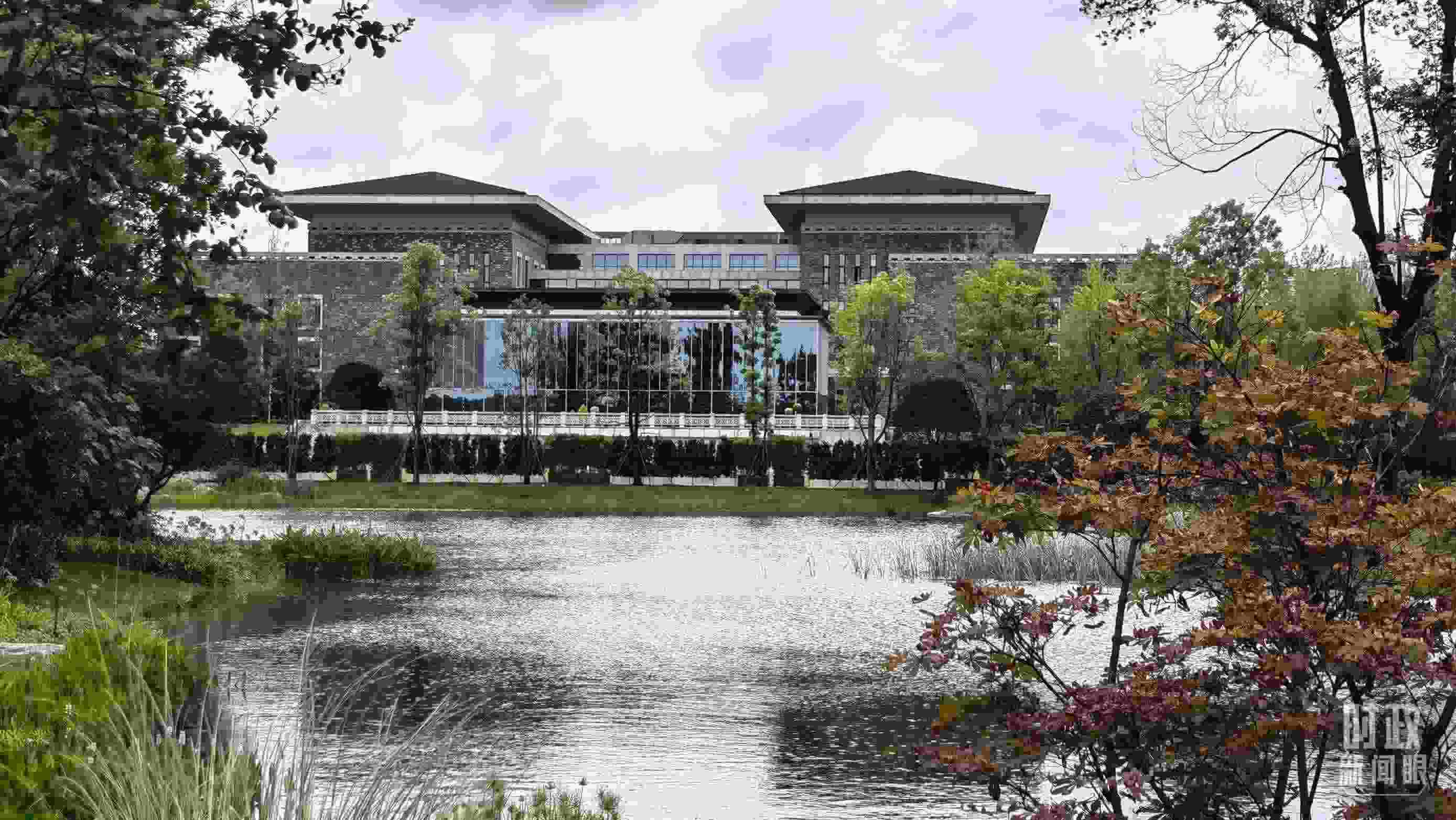 當(dāng)天，中印尼兩國元首在“錦蓉莊”舉行會見。（總臺央視記者韓銳拍攝）