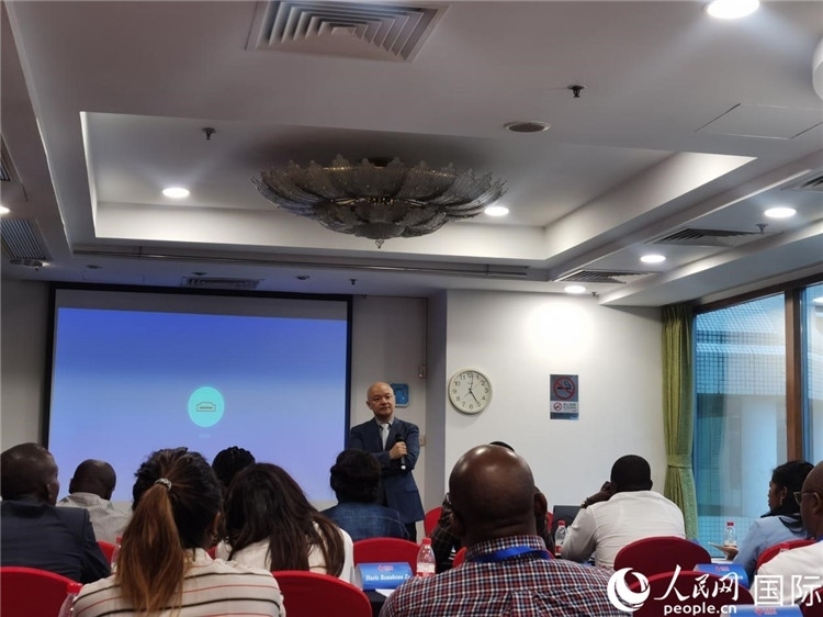 王鯤與研修班學(xué)員互動交流。 人民網(wǎng) 孫鴻宇攝