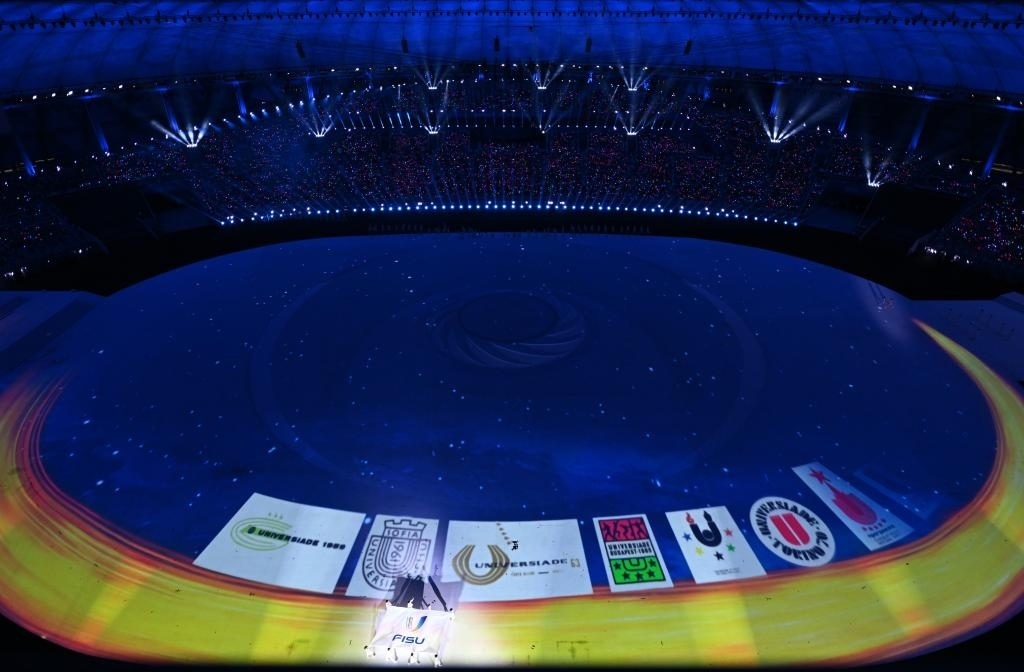 7月28日，國際大學生體育聯(lián)合會會旗在開幕式上入場。新華社記者劉磊攝