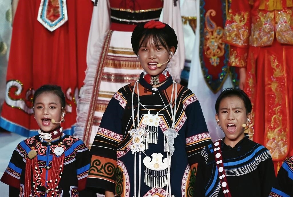 7月28日，吉好有果（中）在開幕式上表演。新華社記者陳澤國攝