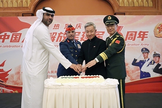 圖為招待會上中阿嘉賓合影。中國駐阿聯(lián)酋大使館供圖