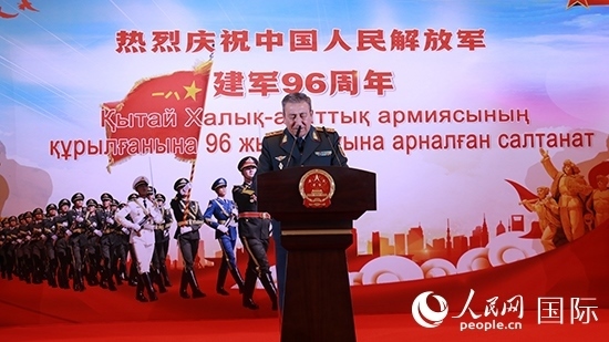 哈國防部副部長卡馬列特季諾夫中將發(fā)表致辭。人民網(wǎng)記者 李強(qiáng)攝