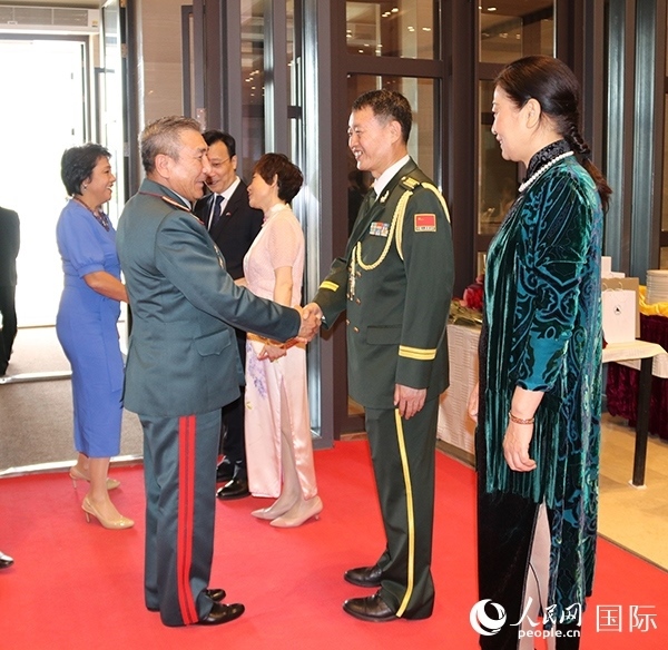 國防武官胡德君大校迎接賓客。人民網(wǎng)記者李強(qiáng)攝