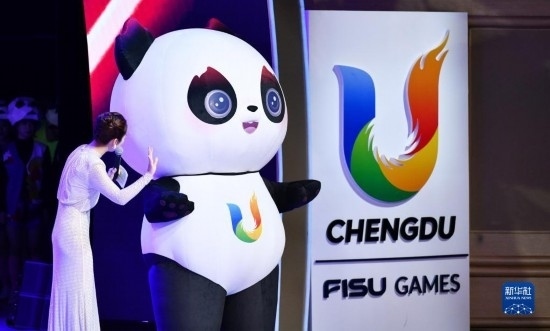 7月29日，成都大運會吉祥物“蓉寶”在聯(lián)歡會現(xiàn)場。新華社記者 張端 攝