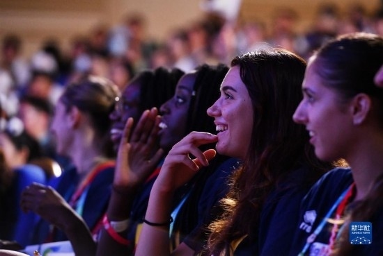 7月29日，外國運動員在聯(lián)歡會現(xiàn)場觀看節(jié)目。新華社記者 張端 攝