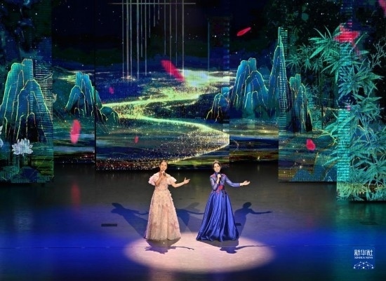 7月29日，演員在聯(lián)歡會現(xiàn)場演唱。新華社記者 蔡湘鑫 攝