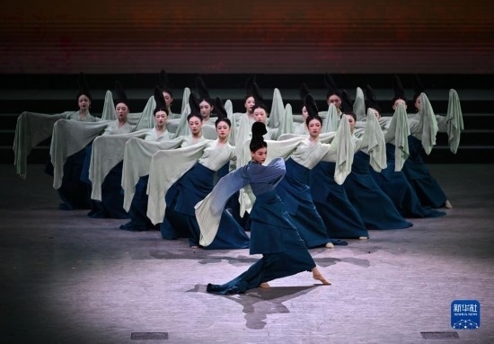 7月29日，演員在聯(lián)歡會現(xiàn)場表演《只此青綠》。新華社記者 蔡湘鑫 攝