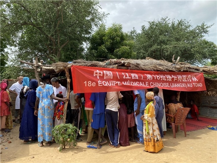 圖為草棚下的就診患者。中國駐乍得醫(yī)療隊供圖