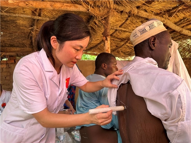 圖為吉安市中心人民醫(yī)院中醫(yī)科副主任醫(yī)師王李妮為患者進(jìn)行針灸治療。中國駐乍得醫(yī)療隊提供