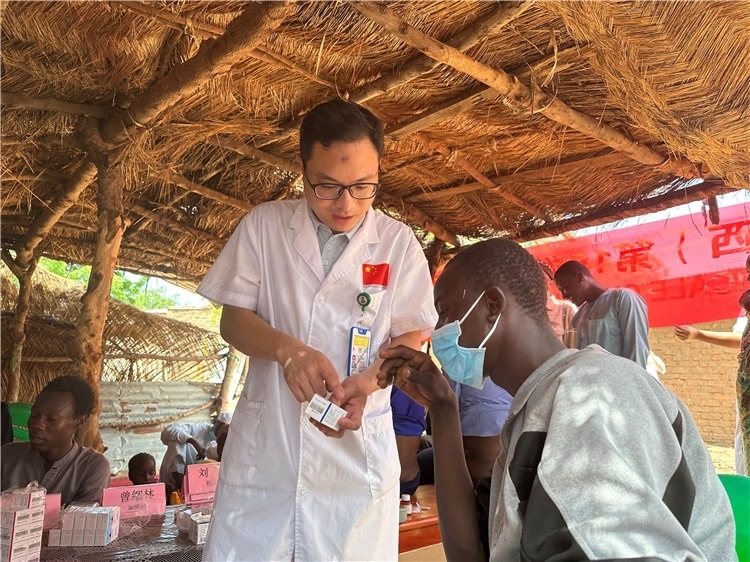 圖為南昌大學(xué)第一附屬醫(yī)院病理科主治醫(yī)師張振東為村民解說藥品使用方法。中國駐乍得醫(yī)療隊供圖