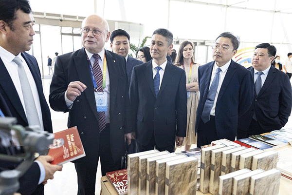 與會嘉賓參觀主題書展。人民畫報社供圖