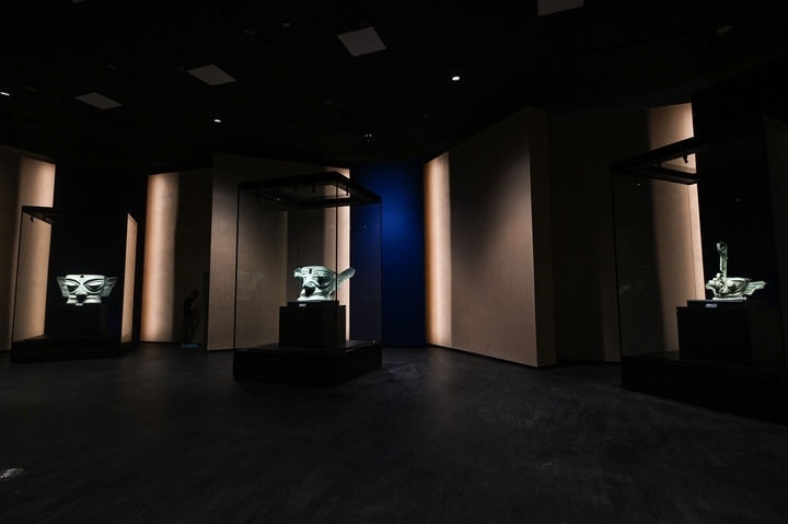 7月26日在三星堆博物館新館拍攝的展品。新華社記者 王曦 攝