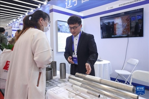 4月8日，參展商在2023中國中小企業(yè)發(fā)展大會“專精特新”中小企業(yè)展覽會上向觀眾介紹產(chǎn)品。新華社記者 龍雷 攝