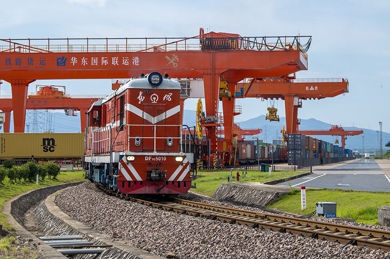 △2023年7月25日，在浙江省金華市華東國際聯(lián)運(yùn)港，一輛“義新歐”中歐班列裝載著110個(gè)標(biāo)箱日用百貨、家用電器、家裝材料等貨物，啟程駛向哈薩克斯坦。