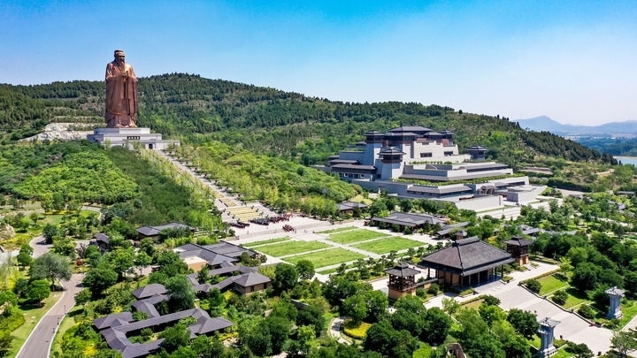 這是2023年6月8日拍攝的山東省曲阜市尼山圣境（無人機照片）。新華社記者 郭緒雷 攝