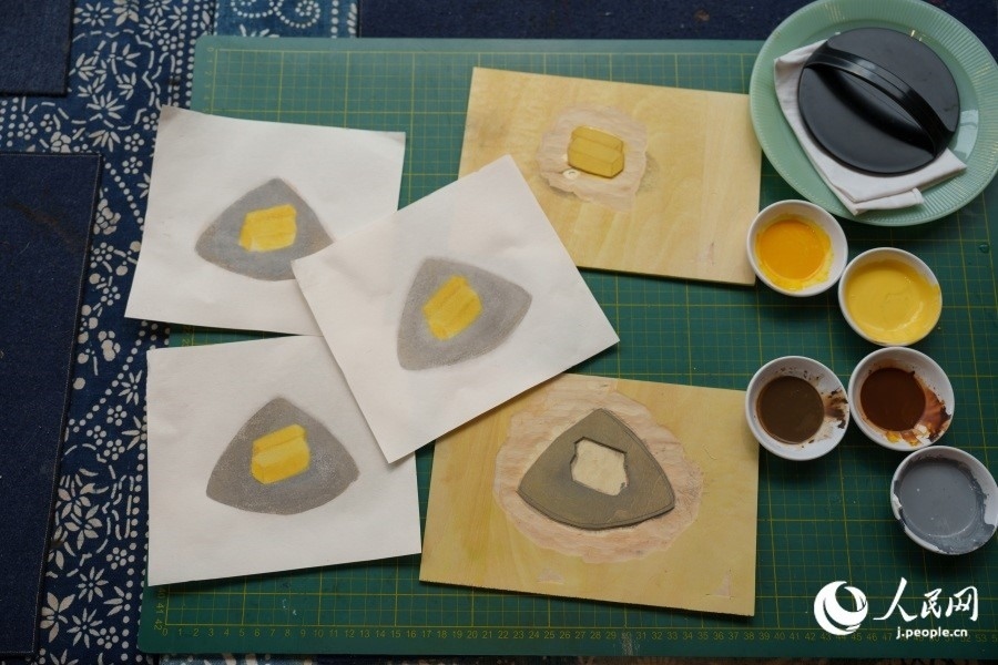 圖為丁未堂創(chuàng)作的木版畫(huà)及木版。人民網(wǎng)記者 張若涵攝