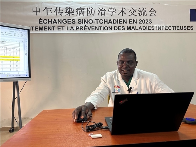 圖為中乍友誼醫(yī)院兒科護(hù)士長(zhǎng)穆罕默德·阿米勒·阿里授課。中國(guó)援乍得醫(yī)療隊(duì)供圖