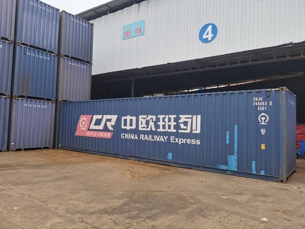 即將以“中老鐵路+中歐班列”模式過(guò)境運(yùn)輸?shù)募b箱。朱益孝攝