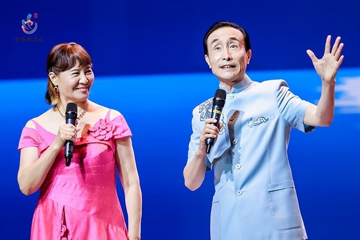 小品表演藝術(shù)家鞏漢林、金珠在演出現(xiàn)場(chǎng)。主辦方供圖