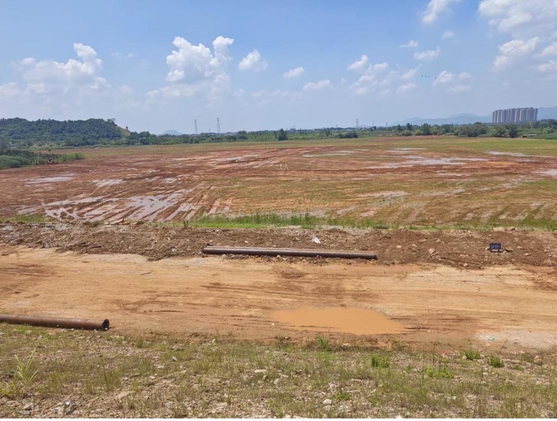 污染控制工程區(qū)域土地已被平整。 人民網(wǎng)記者 黃鈺攝