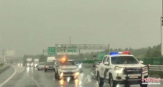 8月2日，京港澳高速，高速交警涿州大隊(duì)警車帶道引導(dǎo)救援物資車隊(duì)進(jìn)入涿州災(zāi)區(qū)。