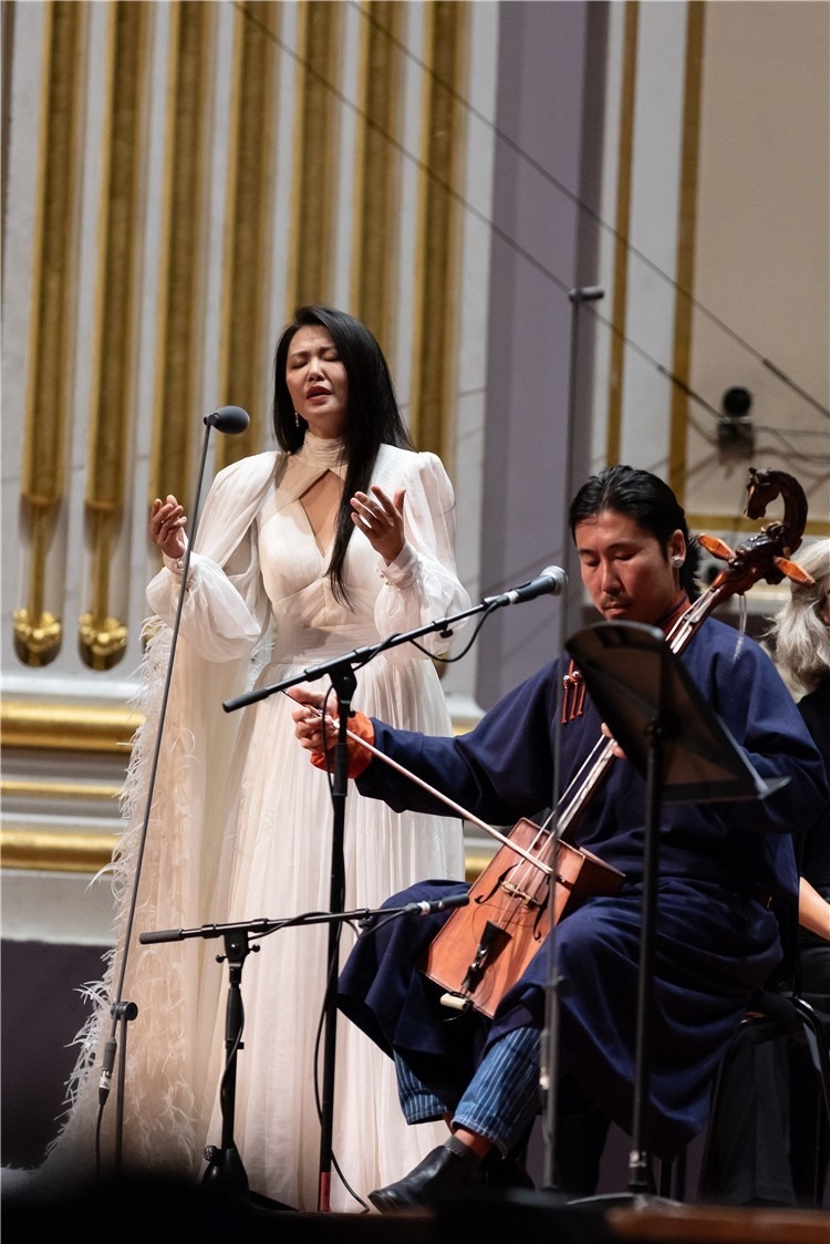 圖片說明： 8月5日，2023愛丁堡國際藝術(shù)節(jié)開幕式音樂會《慈悲頌》的演出現(xiàn)場。藝術(shù)節(jié)組委會供圖