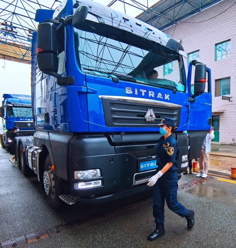 關(guān)員正在對出口車輛進(jìn)行登臨檢查。人民網(wǎng)記者 栗翹楚攝