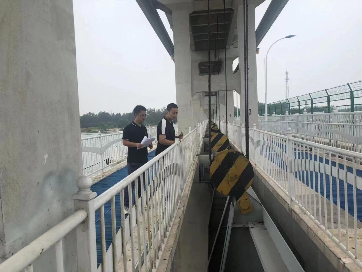 海委海河下游管理局獨流減河進洪閘管理處工作人員檢查水閘閘門啟閉機。受訪者供圖