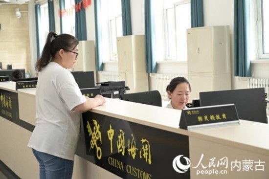代理報(bào)關(guān)企業(yè)正在滿洲里車站海關(guān)綜合服務(wù)大廳辦理業(yè)務(wù)。人民網(wǎng) 寇雅楠攝