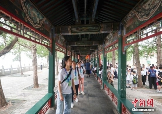 圖為學(xué)員們游覽長(zhǎng)廊。<a target='_blank' href='/'><p align=