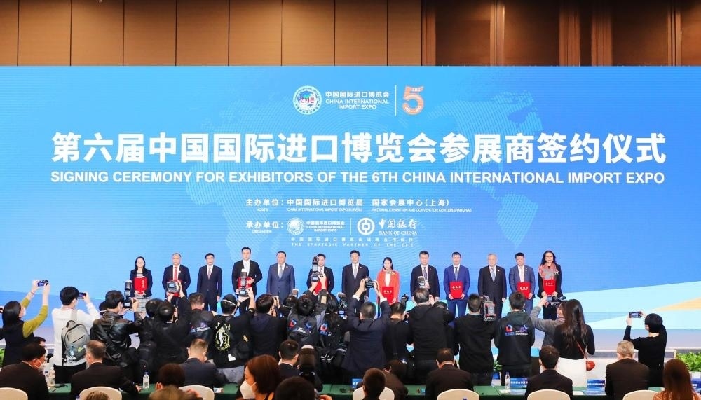 2022年11月6日，2022年中國國際進口博覽會參展商聯盟大會在上海舉行。這是在大會期間進行的第六屆進博會參展商簽約儀式。新華社記者 方喆 攝