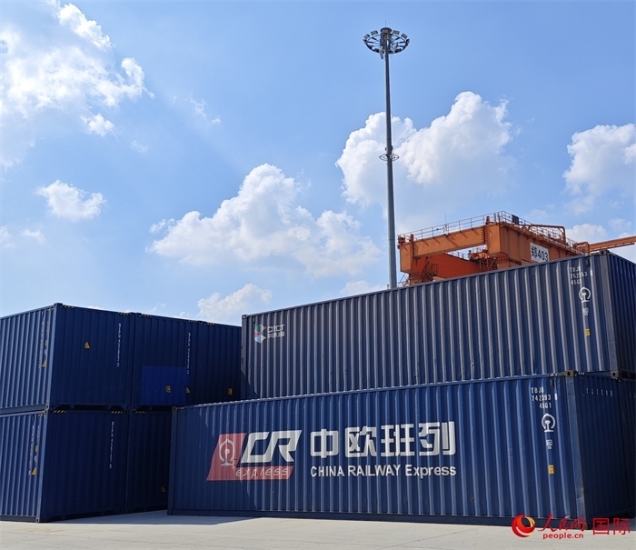 8月3日，中歐班列（中豫號）集裝箱在鄭州車站海關(guān)等候查驗。人民網(wǎng) 崔譯戈攝