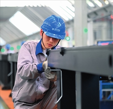 工人在海天國際控股有限公司海天大港生產(chǎn)基地作業(yè)（2023年2月1日攝）。黃宗治攝/本刊