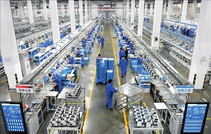 在位于浙江省臺州市的杰克科技股份有限公司，工作人員在裝配車間裝配縫紉機(jī)（2023年3月23日攝）。翁忻旸攝/本刊